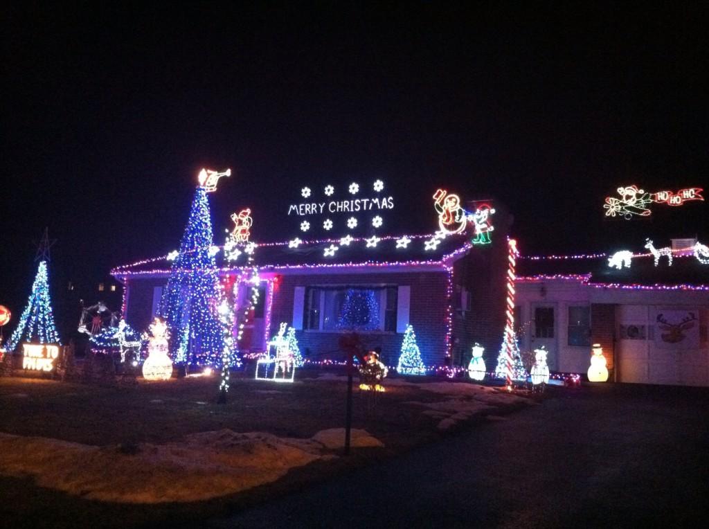 The+Christmas+light+display+by+John+Breen+illuminated++West+Summit+Street+this+holiday+season.
