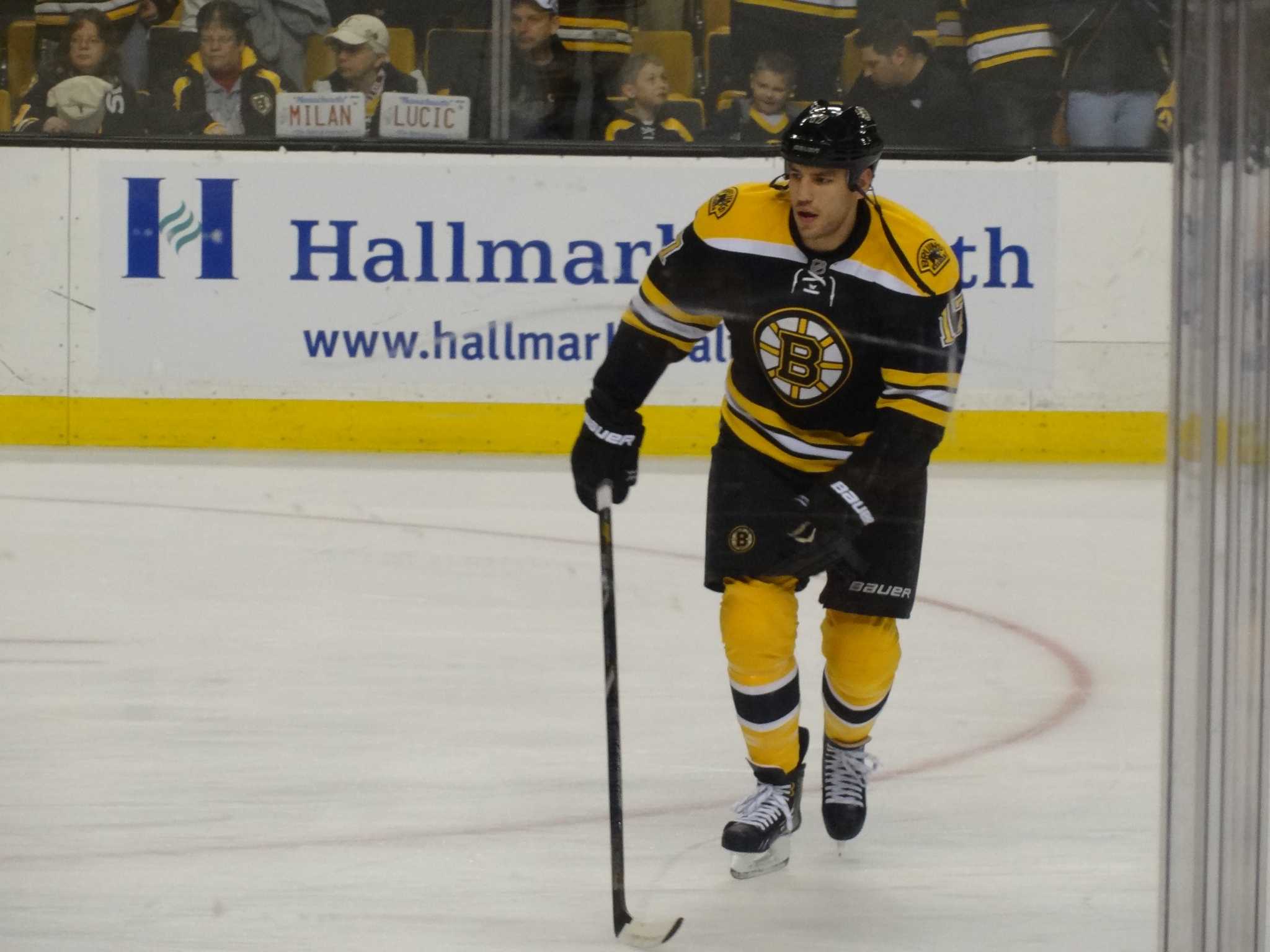 Bruins' Milan Lucic fined for rude gesture toward Canadiens fans