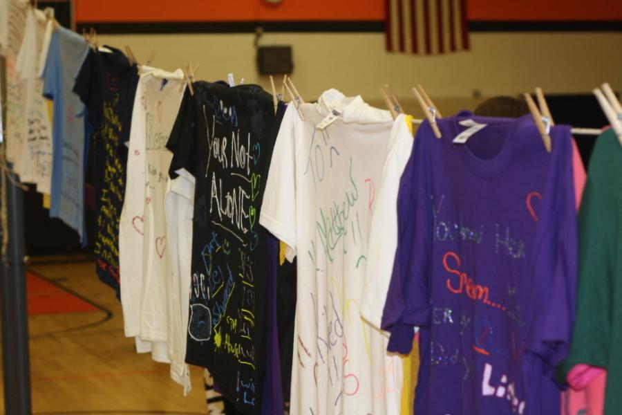 Traveling clothesline exhibit highlights issues of teen violence